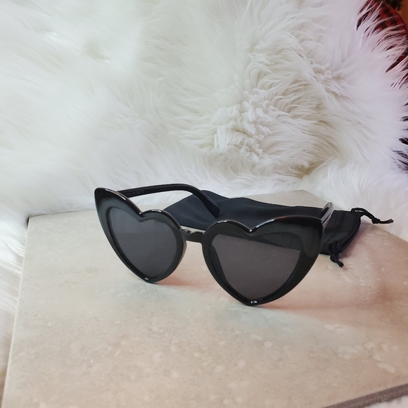 SOLD๐HP๐Retro Black Heart Sunglasses - Picture 3 of 8